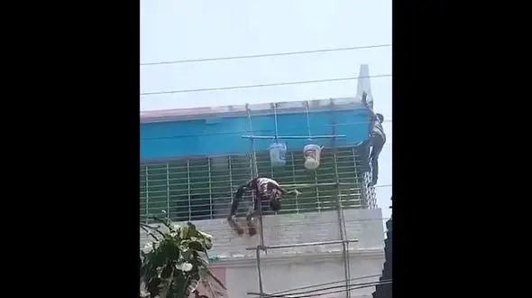 فیلم تکاندهنده خشک شدن یک مرد کنار دوستانش / خیلی تلخ