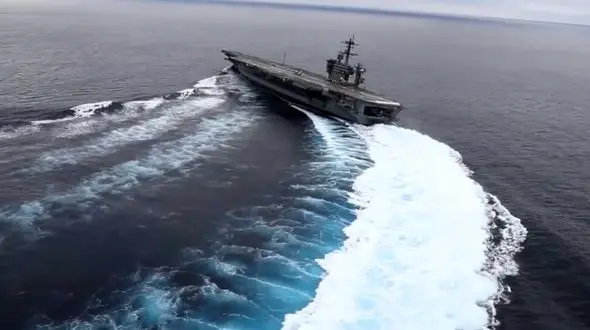 اقدام خارق العاده یک ناو هواپیمابر در اقیانوس اطلس + فیلم