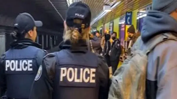 ببینید / لحظه فرار عجیب یک متهم از دست دو پلیس زن! + فیلم