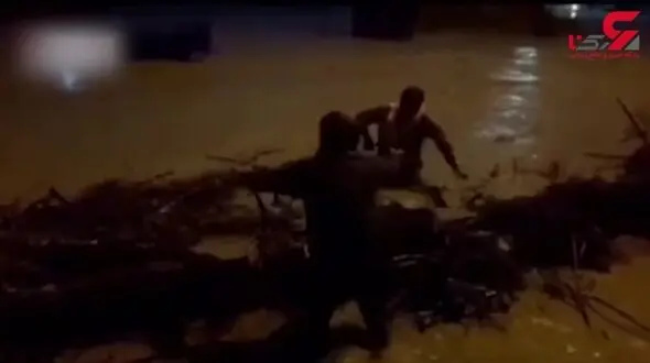  نجات راننده گرفتار در سیلاب محور بندرگز + فیلم