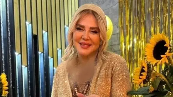 فیلم/ نگاهی به جشن تولد شاهانه بهاره رهنما با کیک تولد 2 طبقه /بهاره رهنما: آذر ماهی تولدش برای بقیه مهم نباشه میکشتتون/ بعد نیم قرن سرحال و قبراق مگه داریم اصلا؟!