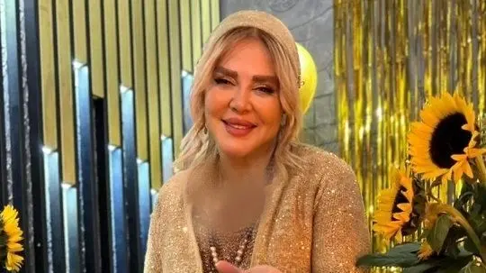 نگاهی به جشن تولد شاهانه بهاره رهنما با کیک تولد 2 طبقه /بهاره رهنما: آذر ماهی تولدش برای بقیه مهم نباشه میکشتتون/ بعد نیم قرن سرحال و قبراق مگه داریم اصلا؟!