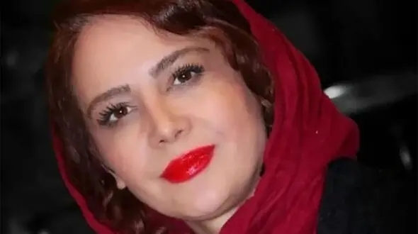 فیلم و عکس /  نگاهی به چیدمان منزل نگین صدق‌گویا در شام ایرانی/ درخشش لوسترها و آباژورهای کلاسیک، عتیقه‌جات چشم‌نواز، ساعت پاندول‌دار