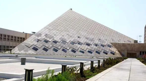 تجمع معترضان به سازمان سنجش مقابل مجلس