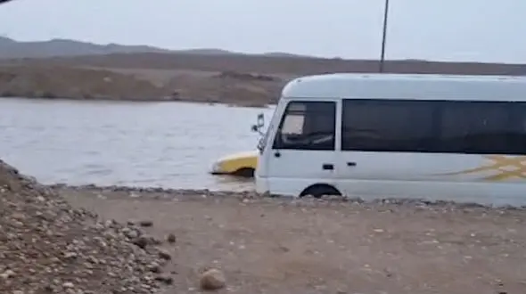 خودروها در جاده دهلران–دشت عباس گرفتار آب شدند + فیلم