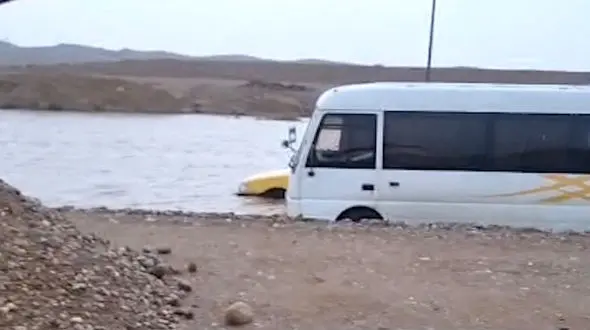 خودروها در جاده دهلران–دشت عباس گرفتار آب شدند + فیلم