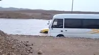 خودروها در جاده دهلران–دشت عباس گرفتار آب شدند + فیلم