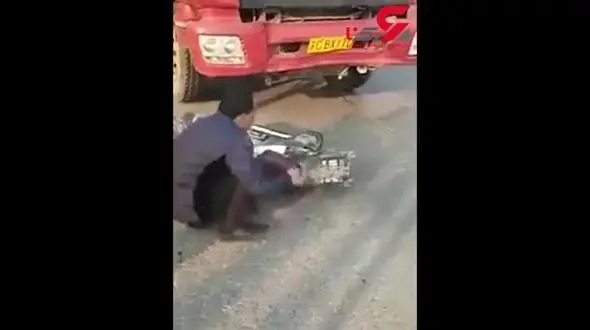 نقشه یک موتور سوار برای گرفتن خسارت از راننده کامیون + شاهدان فیلم گرفتند + فیلم