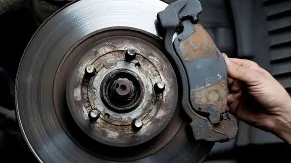 راهنمای کامل: وقتی ترمز ماشین از کار افتاد چه باید کرد؟ / فیلم