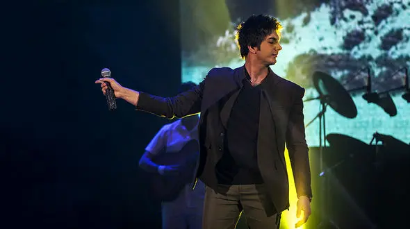 خواننده محبوب به روی صحنه می رود +عکس