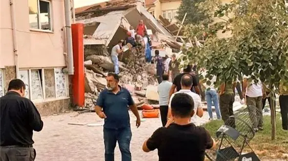 گزارش تصویری از خرابی‌های زلزله 6.1 ریشتری ترکیه