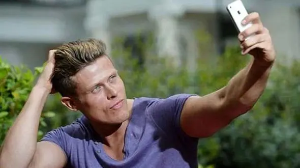 برد پیت بعد از دیدن این مرد زیبا شوکه شد+عکس