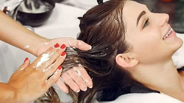 موهایی ابریشمی و درخشان با این روش‌های درمانی معجزه‌آسا!
