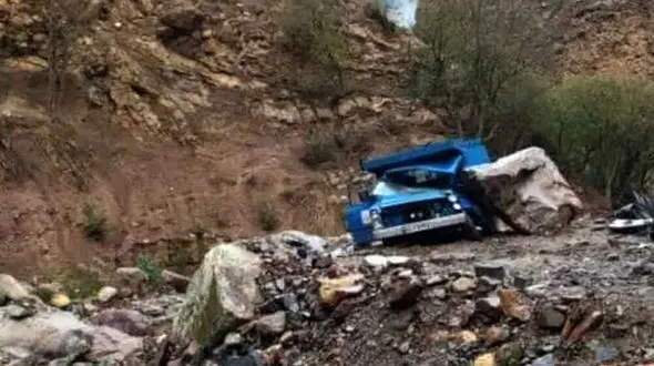 افتادن سنگ غول پیکر روی خودروی نیسان در چالوس + عکس هولناک