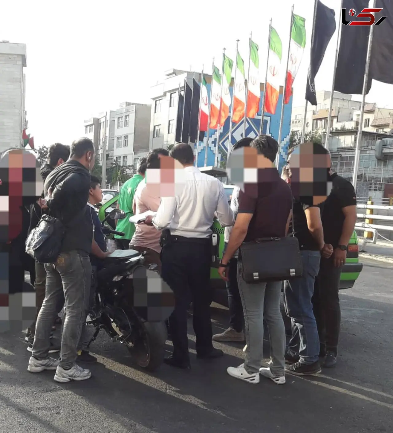 تاکسی خلافکار در خیابان نامجو موتور سوار را به آسمان فرستاد +عکس