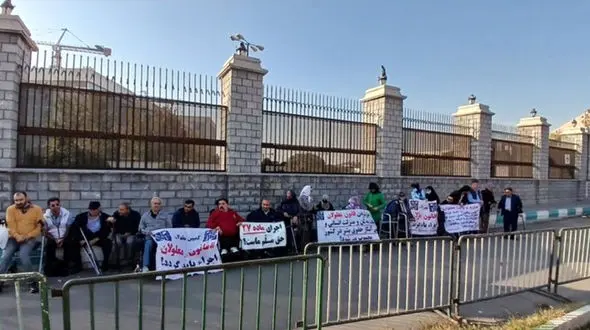 تجمع افراد دارای معلولیت رو به روی مجلس / به لایحه بودجه معترضیم