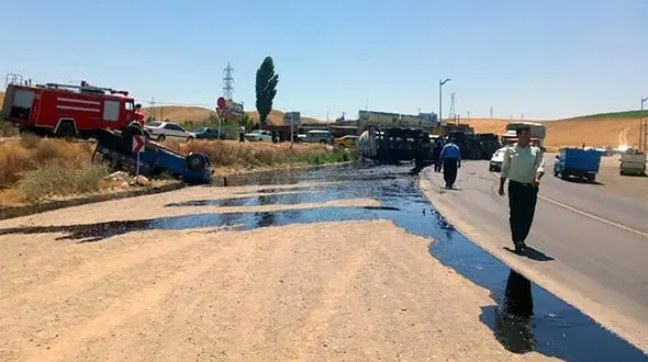 2 مصدوم در پی واژگونی تانکر 22 هزار لیتری / انتقال مصدومان به بیمارستان + عکس