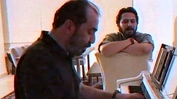 فیلم آواز باشکوه و احساسی روزبه بمانی با پیانو نوازی سیامک انصاری / کجا باید برم...