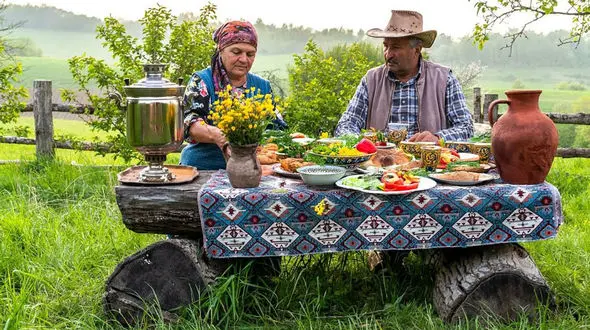 لذت آشپزی در طبیعت؛ طرز تهیه خورشت سنتی باکویی با گوشت و سبزیجات + فیلم