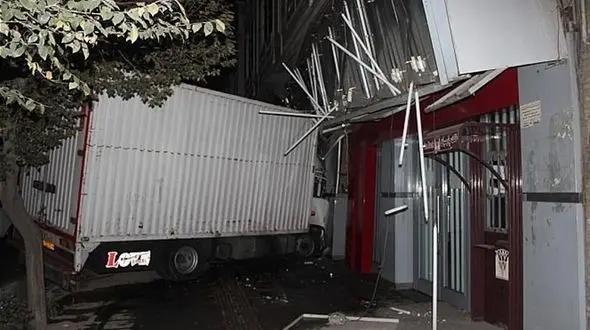  ورود کامیونت به مغازه در سه راه آذری + تصاویر 