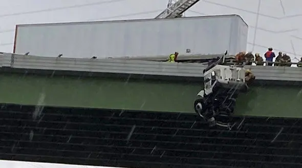 فیلم نجات هالیوودی راننده تریلی که داخل کابین از روی پل آویزان بود 