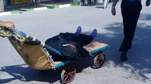 حمل بیمار با گاری در قم !+ عکس
