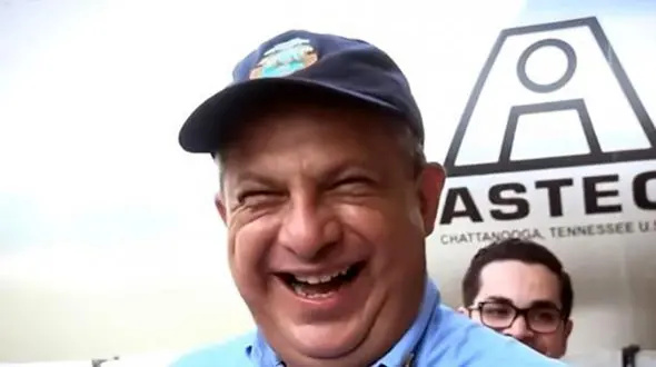 رئیس جمهور زنبور مزاحم را خورد! + فیلم و عکس