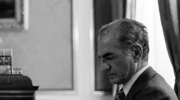 عکس؛  سفر در زمان؛ «محمدرضا پهلوی و فرح » با چادر مشکی در صحن حرم امام رضا؛ سال 57