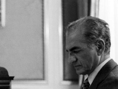 عکس؛  سفر در زمان؛ «محمدرضا پهلوی و فرح » با چادر مشکی در صحن حرم امام رضا؛ سال 57