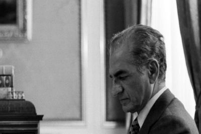عکس؛  سفر در زمان؛ «محمدرضا پهلوی و فرح » با چادر مشکی در صحن حرم امام رضا؛ سال 57