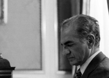 عکس؛  سفر در زمان؛ «محمدرضا پهلوی و فرح » با چادر مشکی در صحن حرم امام رضا؛ سال 57