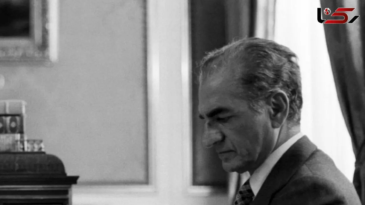 عکس؛  سفر در زمان؛ «محمدرضا پهلوی و فرح » با چادر مشکی در صحن حرم امام رضا؛ سال 57