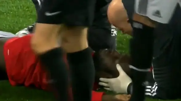 بیهوش شدن ستاره شیاطین سرخ هنگام بازی دیشب + فیلم و عکس