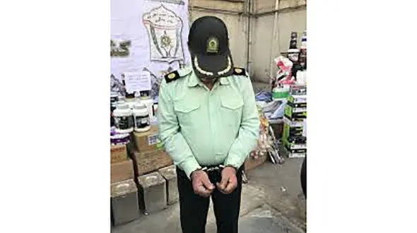 این مرد با لباس پلیس هم رشوه و هم باج می گرفت + عکس