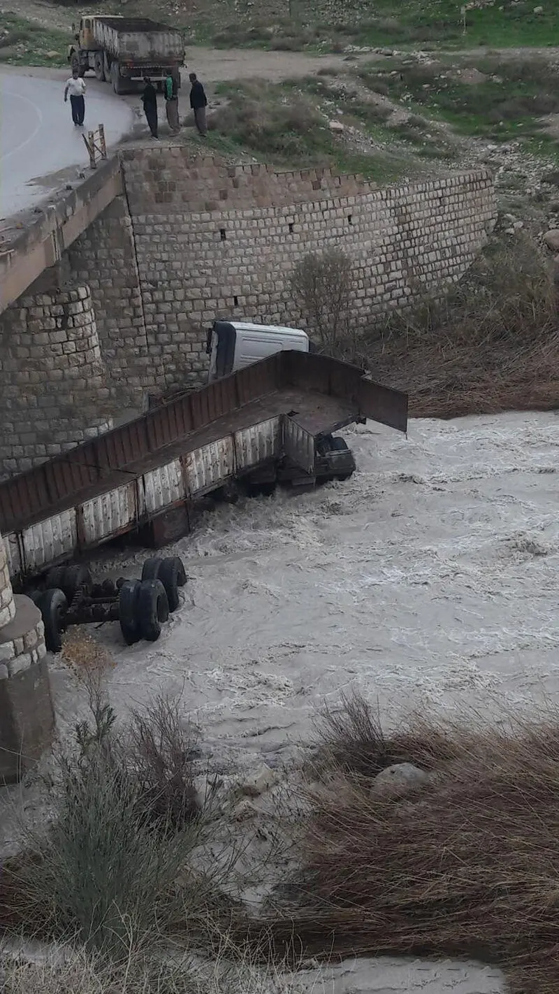 سقوط تریلی به رودخانه