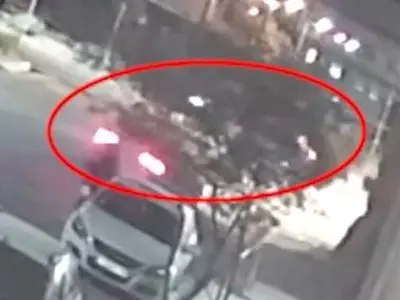 فیلم لحظه سرقت 10 میلیارد طلایی از خانه ای در شهرری / دزدان صاحبخانه را با چاقو زدند 