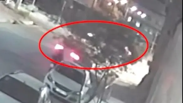 فیلم لحظه سرقت 10 میلیارد طلایی از خانه ای در شهرری / دزدان صاحبخانه را با چاقو زدند ....