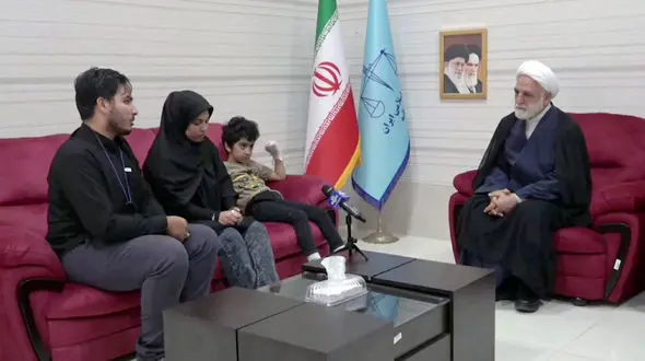 دیدار رییس قوه قضاییه با کودک بازمانده از عملیات تروریستی حرم شاهچراغ