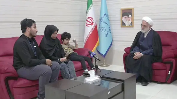 دیدار رییس قوه قضاییه با کودک بازمانده از عملیات تروریستی حرم شاهچراغ