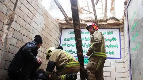 گرفتار شدن صاحب مغازه زیر سنگ و تیرآهن + تصاویر 