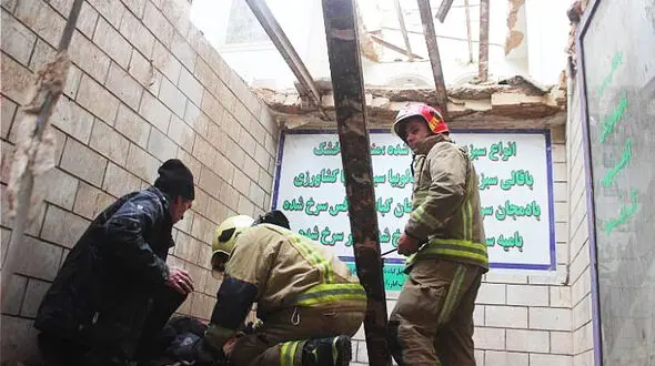 گرفتار شدن صاحب مغازه زیر سنگ و تیرآهن + تصاویر 