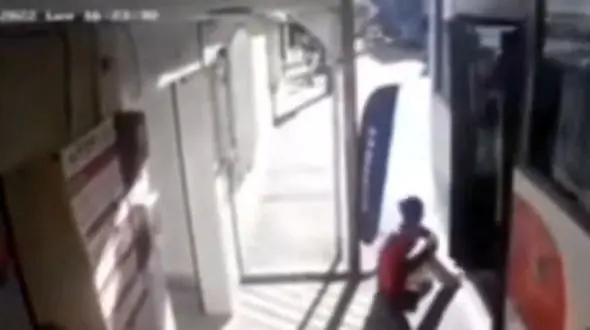 فیلم عجیب از بیرون پریدن پسر بازیگوش از اتوبوس / شوکه می شوید