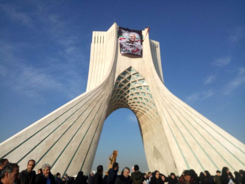 تصویر شهید سپهبد حاج قاسم بر فراز برج ازادی/عکس از محسن فرامرزی