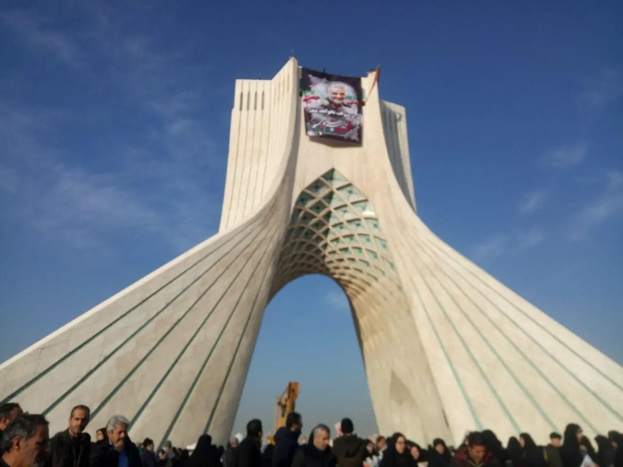 تصویر شهید سپهبد حاج قاسم بر فراز برج ازادی/عکس از محسن فرامرزی