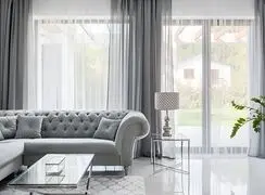 چیدمان مبل جلوی پرده پذیرایی؛ ۷ ایده شیک که فضای خانه را متحول می‌ کند