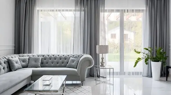 چیدمان مبل جلوی پرده پذیرایی؛ ۷ ایده شیک که فضای خانه را متحول می‌ کند