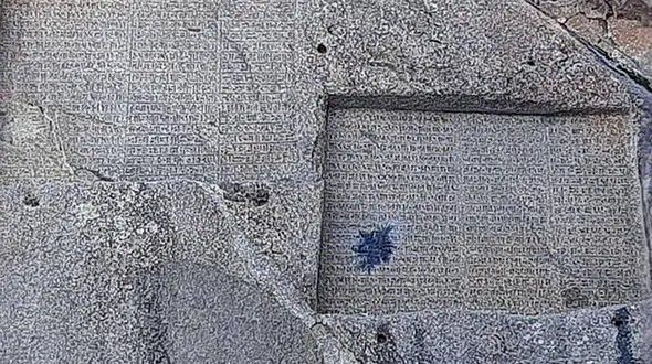 تخریب کنندگان کتیبه تاریخی گنجنامه همدان مبتلا به وندالیسم هستند! + فیلم