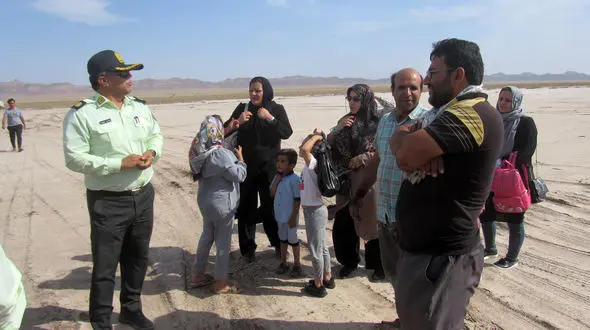 نجات اعضای یک خانواده گردشگر گمشده در دل کویر + عکس