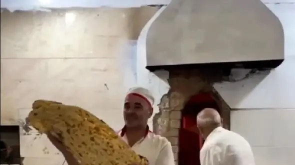 فیلم آواز باشکوه و غافلگیرکننده شاطر نانوا ! / با رقص برای مشتریانش سنگک میبره !