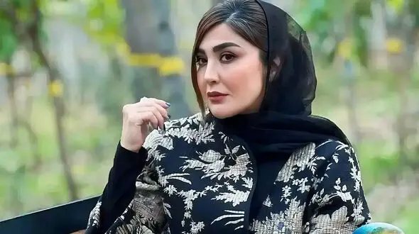 دکوراسیون مینیمال و اروپایی خانه مریم معصومی / ترکیب چشم نواز رنگ سفید، آینه های دکوراتیو و تابلوهای هنری
